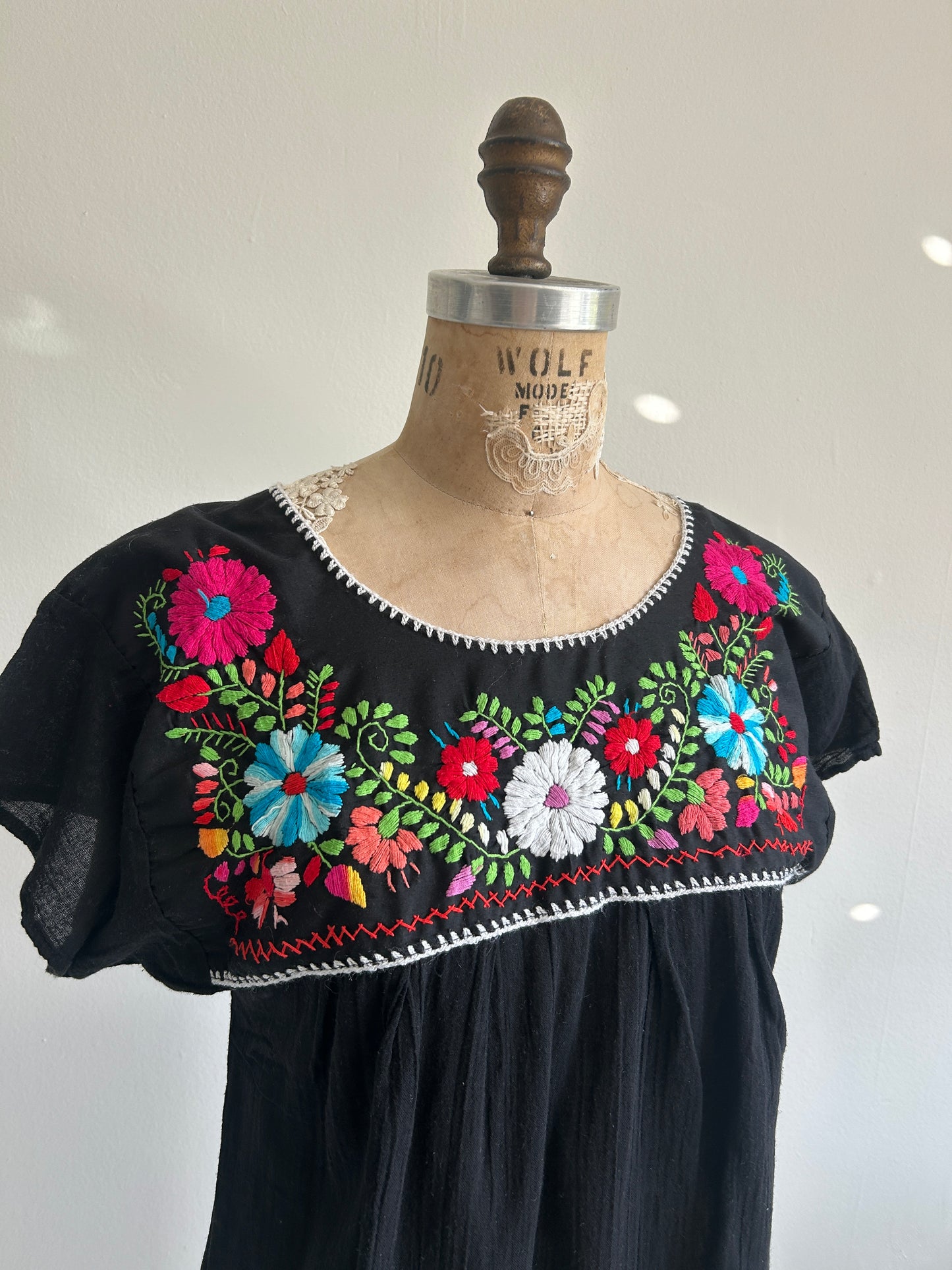 Preloved Embroidered Top Size M #VIN5