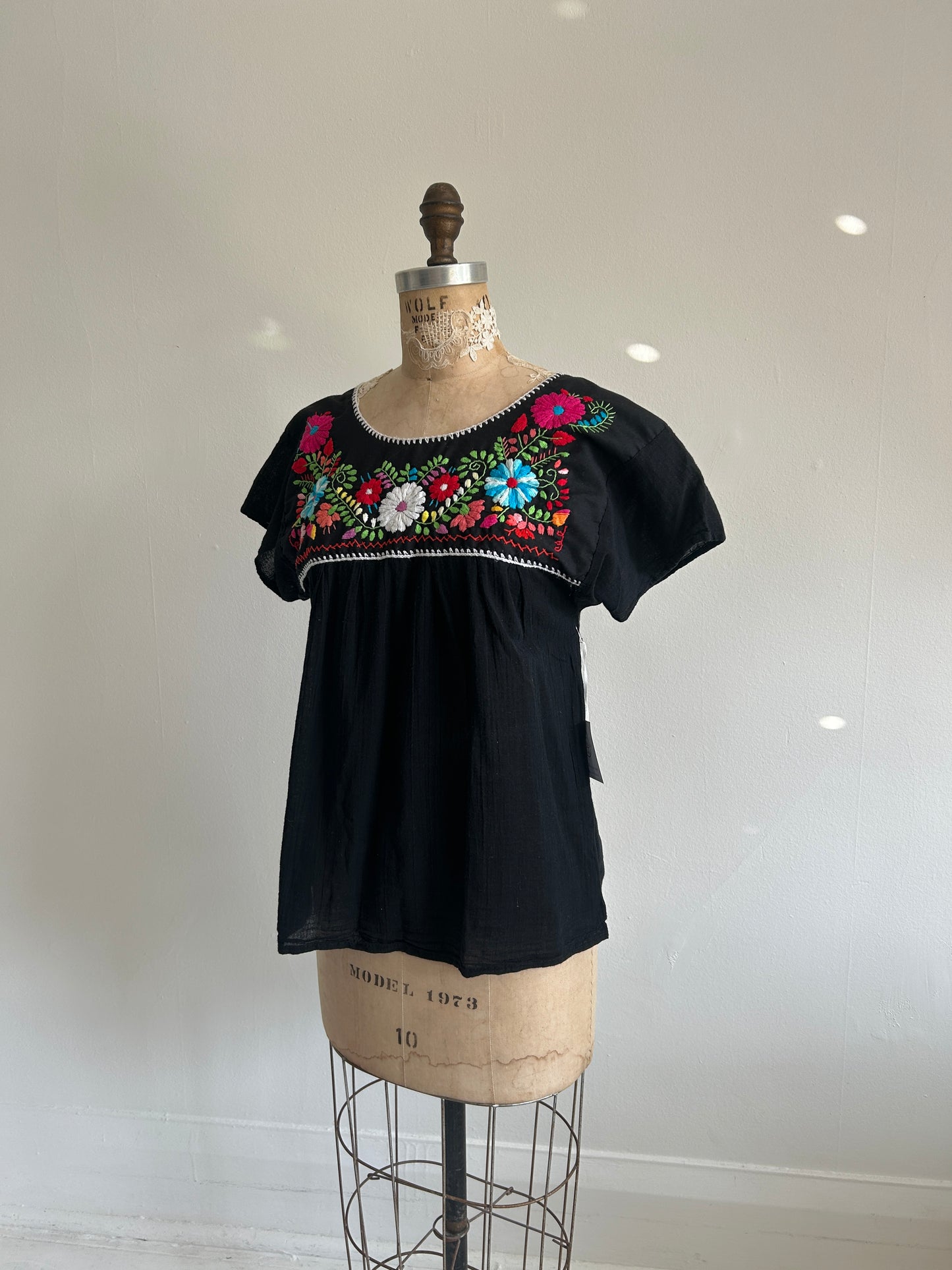 Preloved Embroidered Top Size M #VIN5