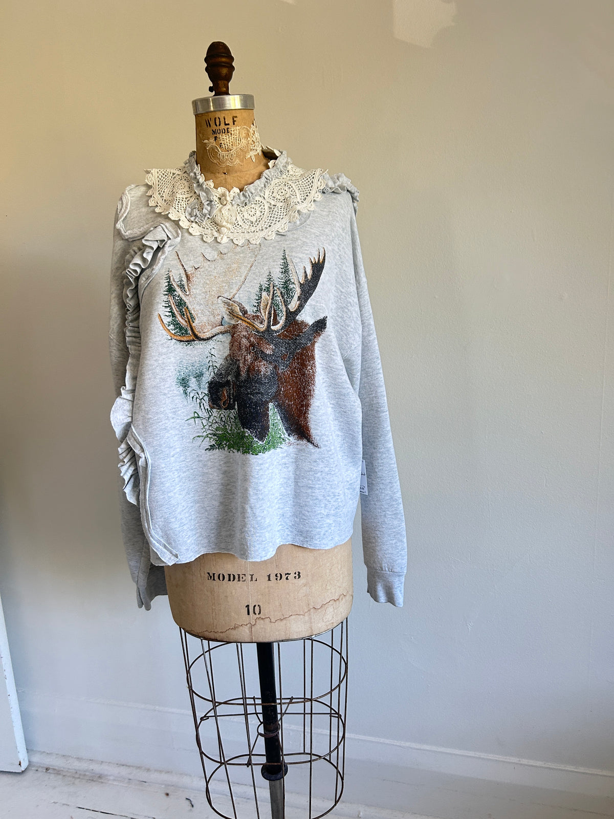 Ruffled Lace Vintage Moose Sweatshirt 2X/3X #SWR23X4