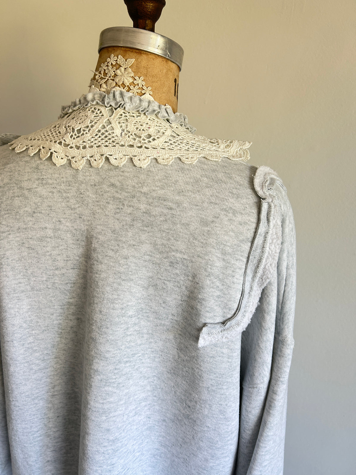 Ruffled Lace Vintage Moose Sweatshirt 2X/3X #SWR23X4