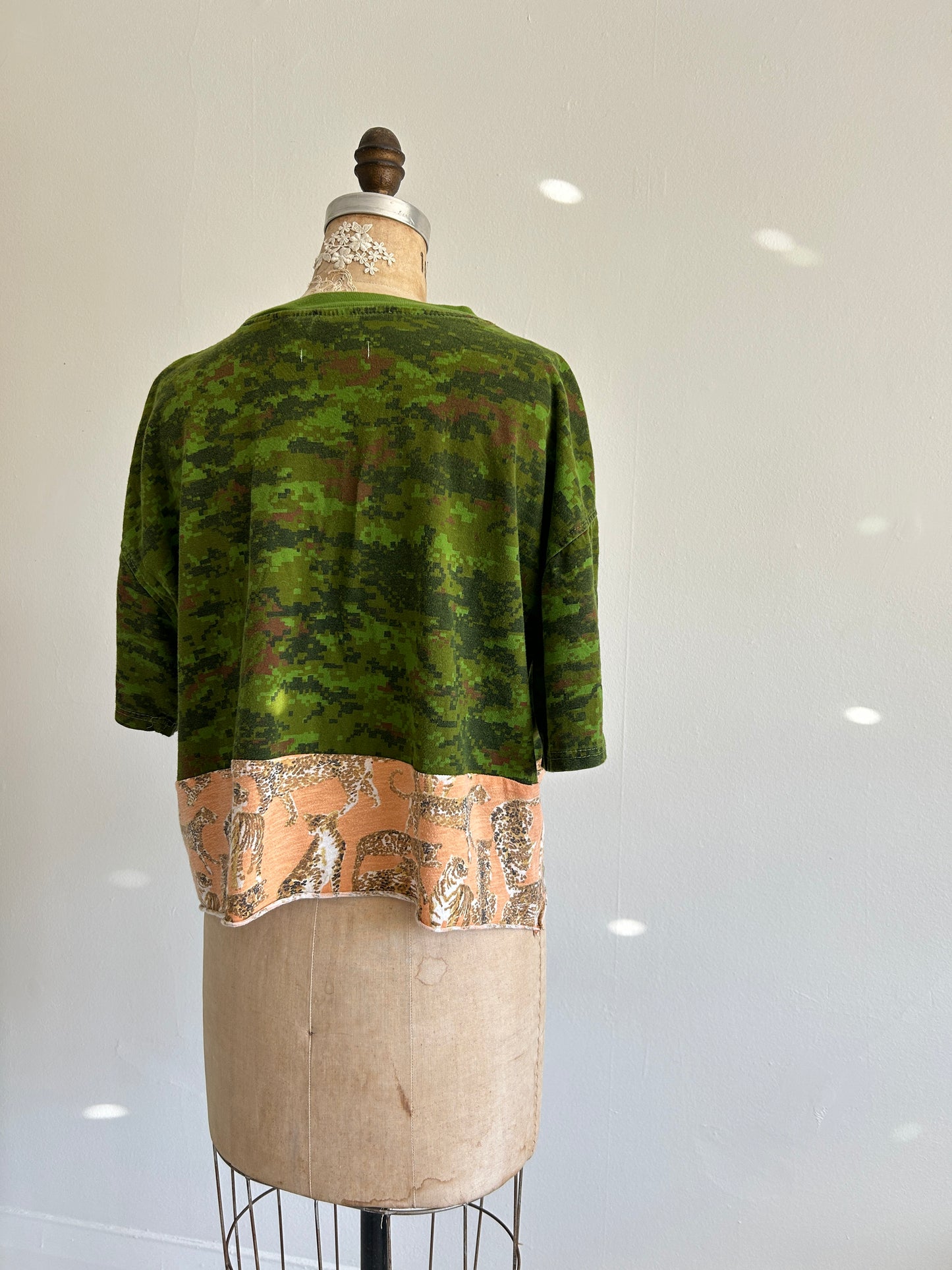 Reworked Preloved Vintage Parklands Canada and Tiger Cropped Tshirt - Circle Series Size 2X/3X #TSHIRT2